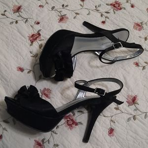 Super cute ruffle toe Fioni Night heels size 6